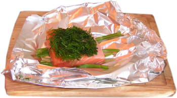 �oso� norweski, filet z �ososia norweskiego, folia aluminiowa, koperek, deska do krojenia